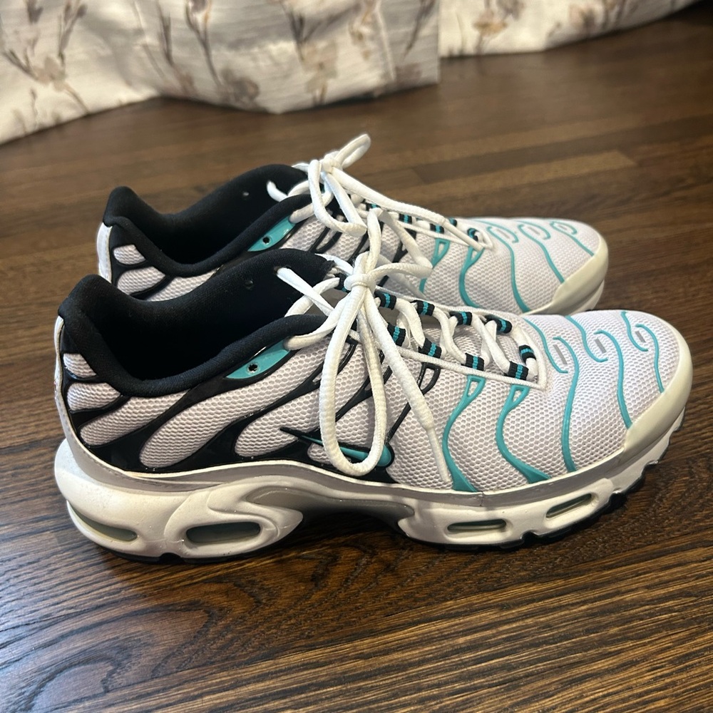 Men’s Nike Sneakers - Picture 5 of 7